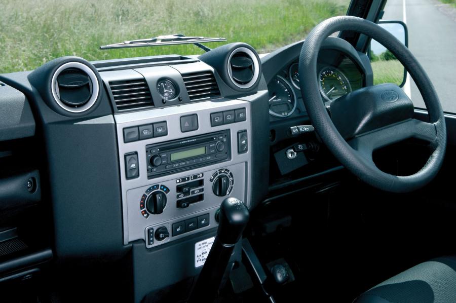  Land Rover Defender 2006 года  (фото 25 из 227)